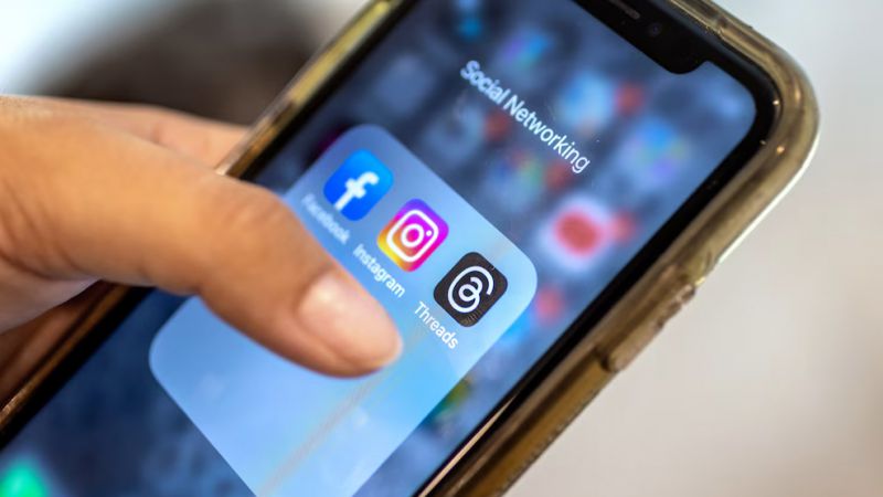 Dos mujeres le robaron el teléfono a una joven y una quedó detenida